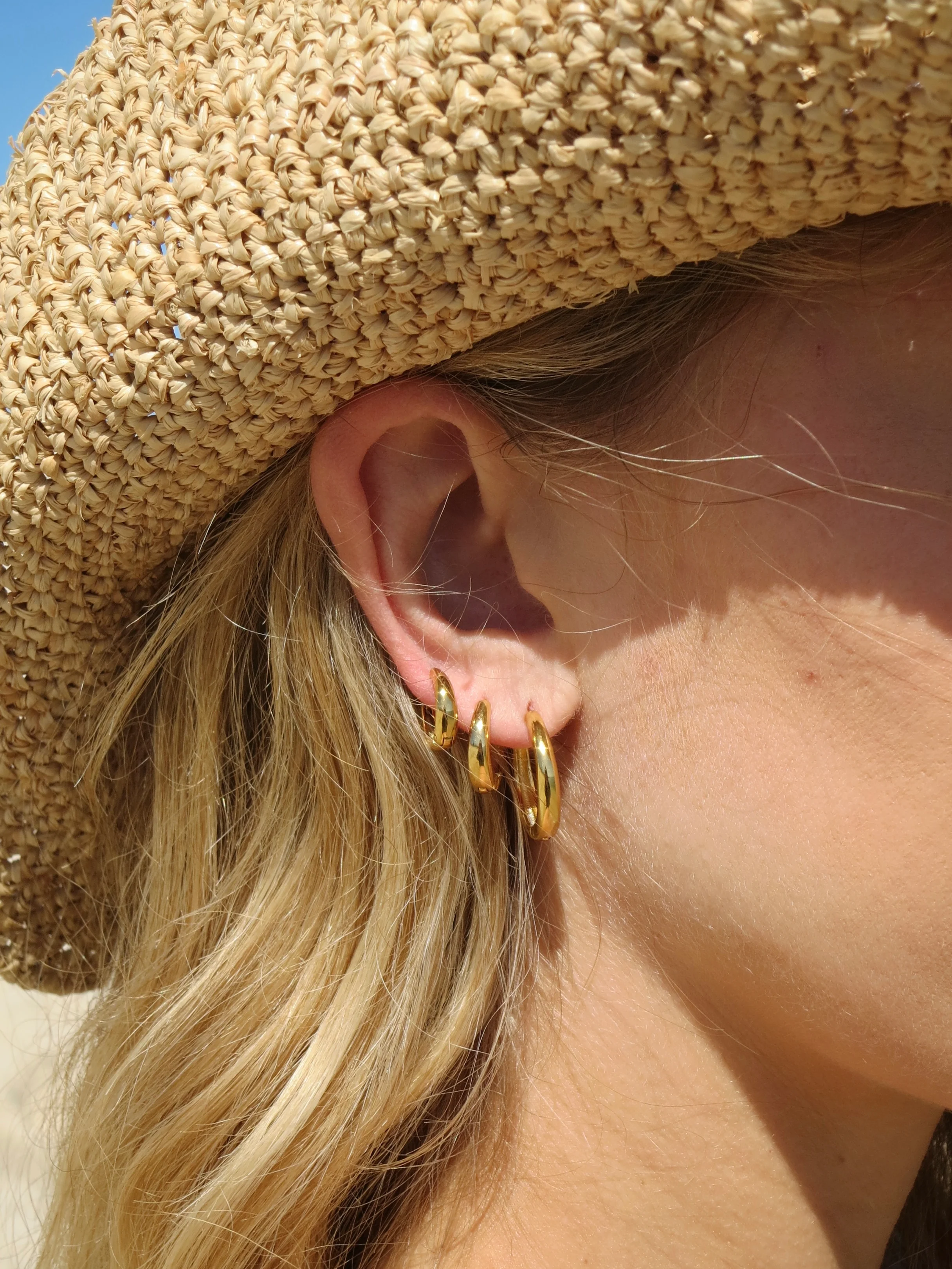Island Glow Small  Hoops in 18k Gold - Image 3